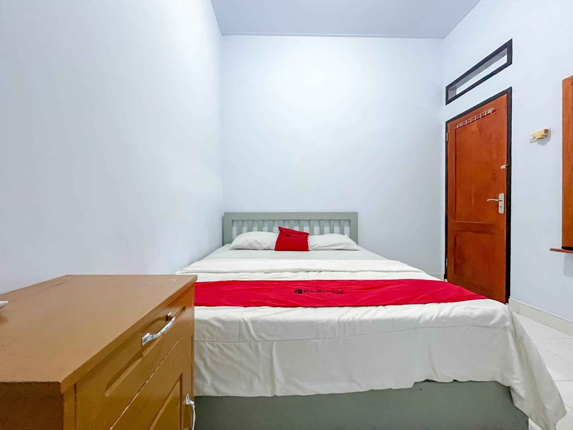 Reddoorz Syariah At Home Ampana Guest House Ampana Kota Exterior foto