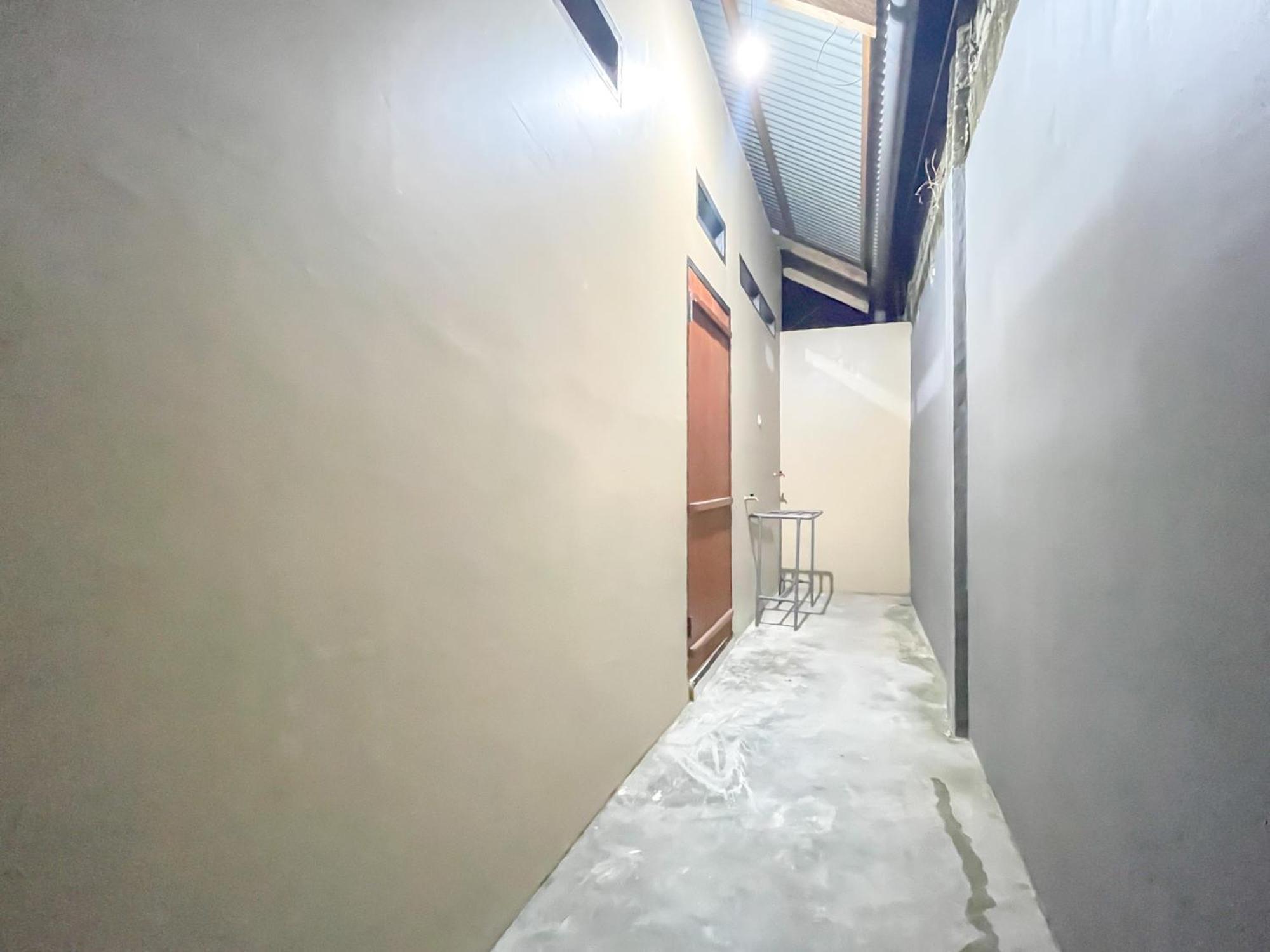 Reddoorz Syariah At Home Ampana Guest House Ampana Kota Exterior foto