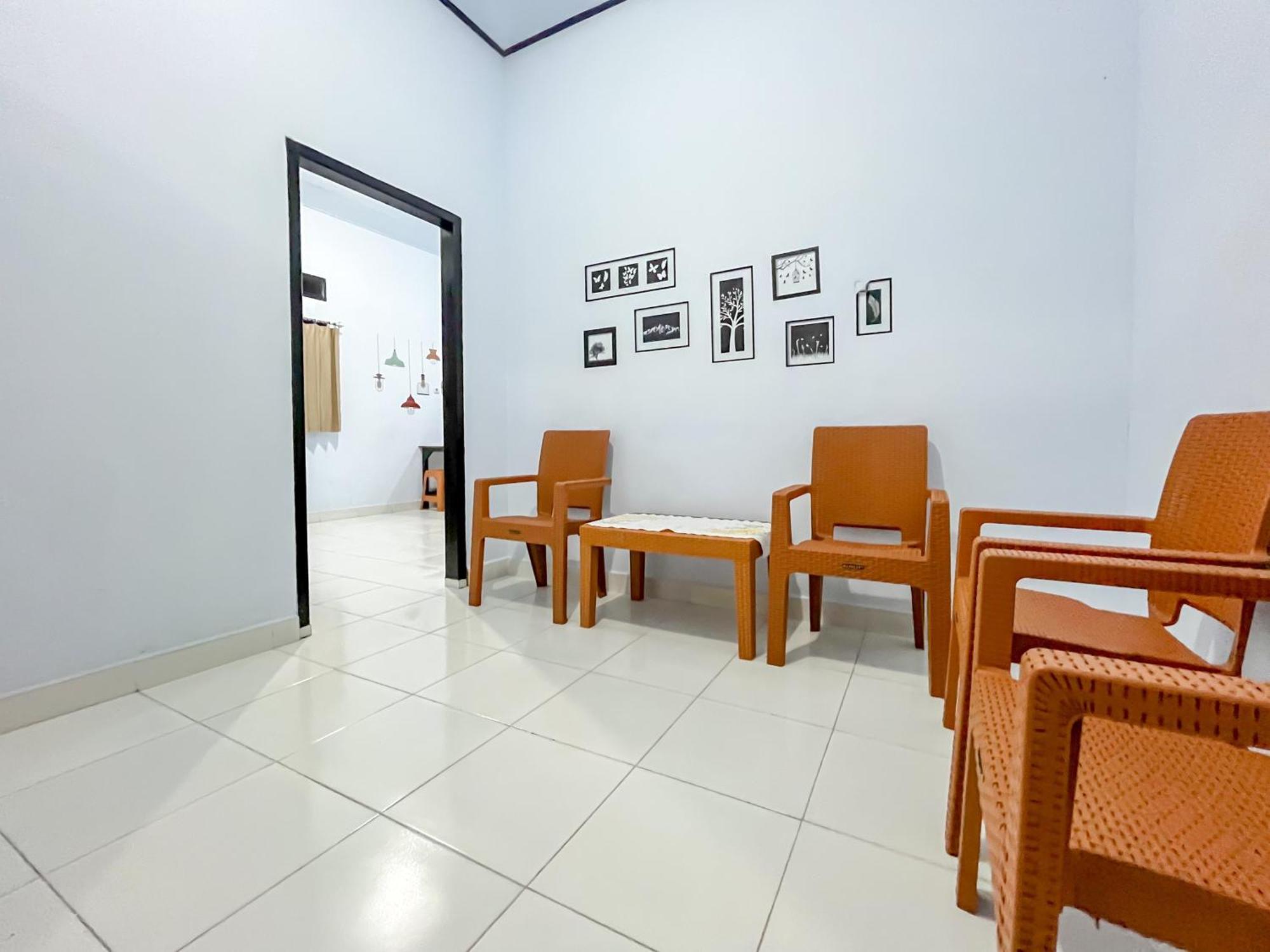 Reddoorz Syariah At Home Ampana Guest House Ampana Kota Exterior foto